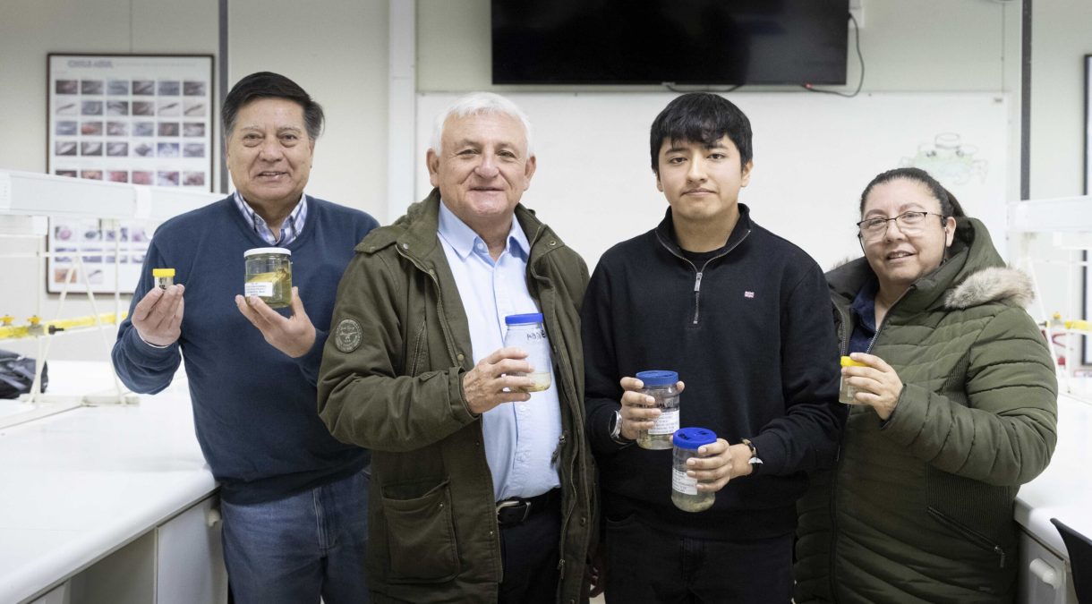 Byron junto al decano Poblete y os académicos Juan Cañete y Amalia Gallardo (a los extremos)