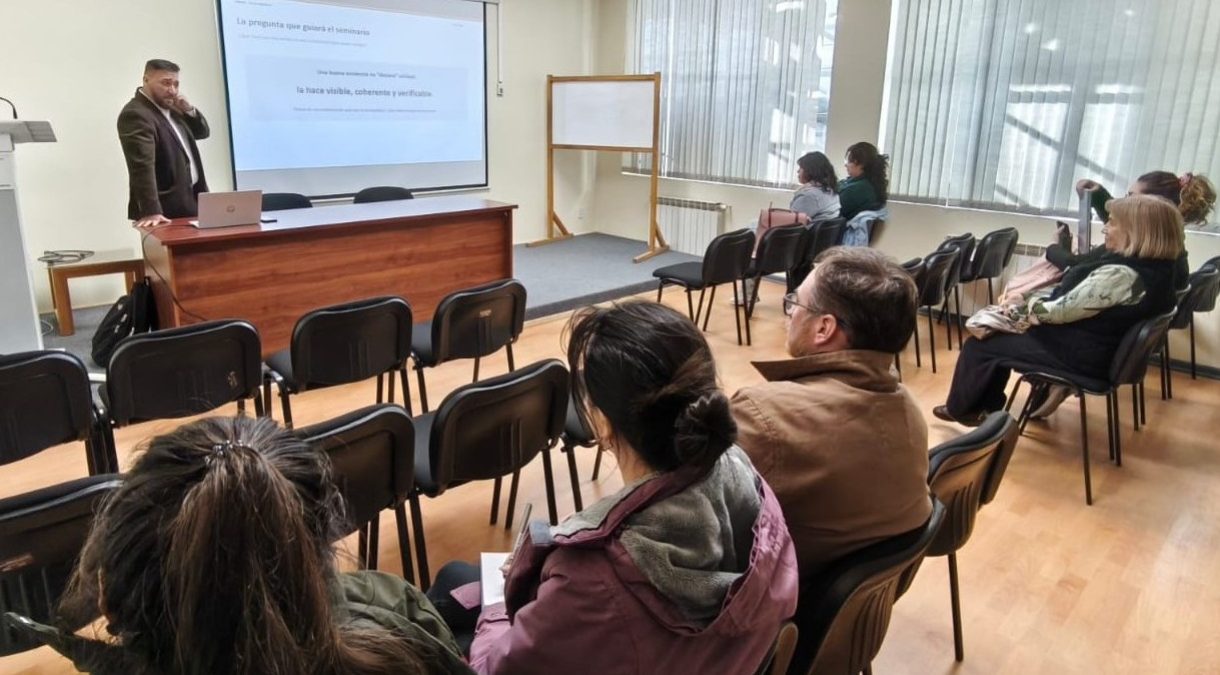 Docentes y profesionales de la educación participaron en una nueva jornada de “Aula Abierta” en la Universidad de Magallanes.