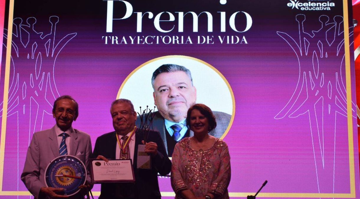 Dr__Daniel_L__pez__director_del_IESED__es_galardonado_en_Ecuador_por_su_trayectoria_de_vida