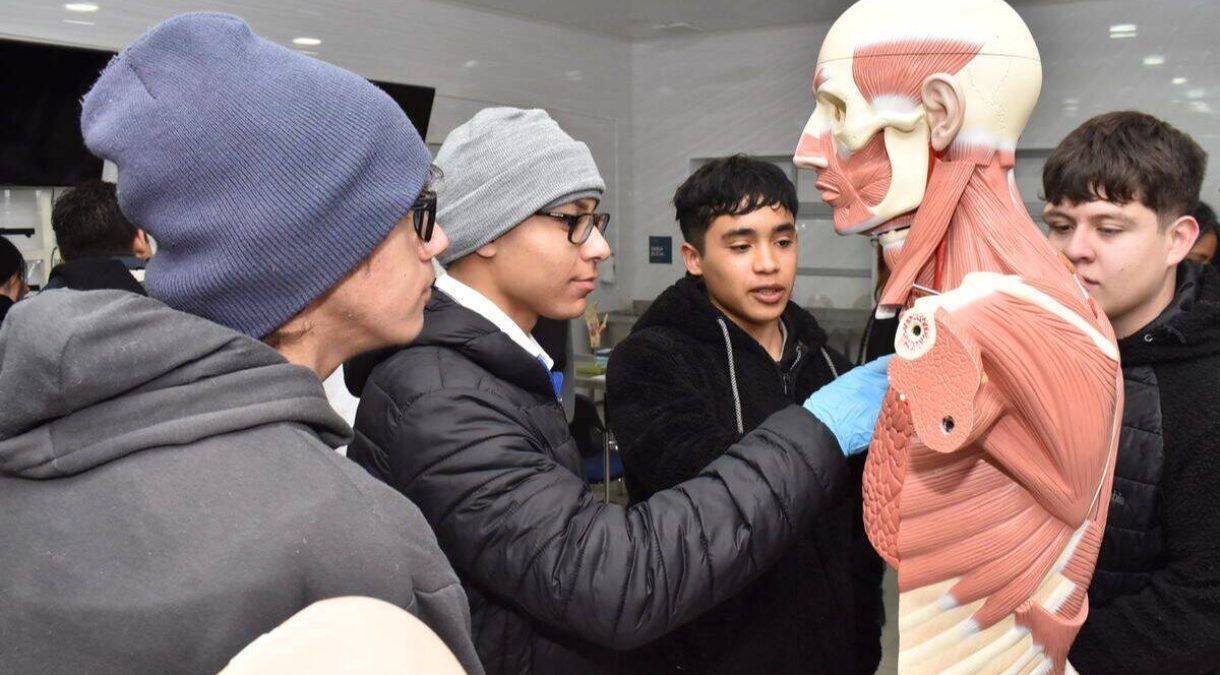 Estudiantes-del-Liceo-Jose-Antonio-Carvajal-vivieron-un-dia-como-estudiante-de-Medicina-UDA