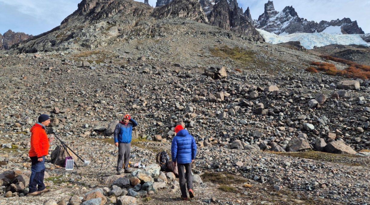 Investigadores de TeleAmb UPLA instalan tecnología clave en Cerro Castillo para monitorear la nieve y clima