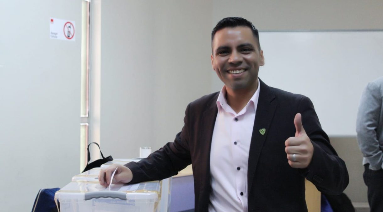 Rector Forlin Aguilera Olivares emitiendo su voto